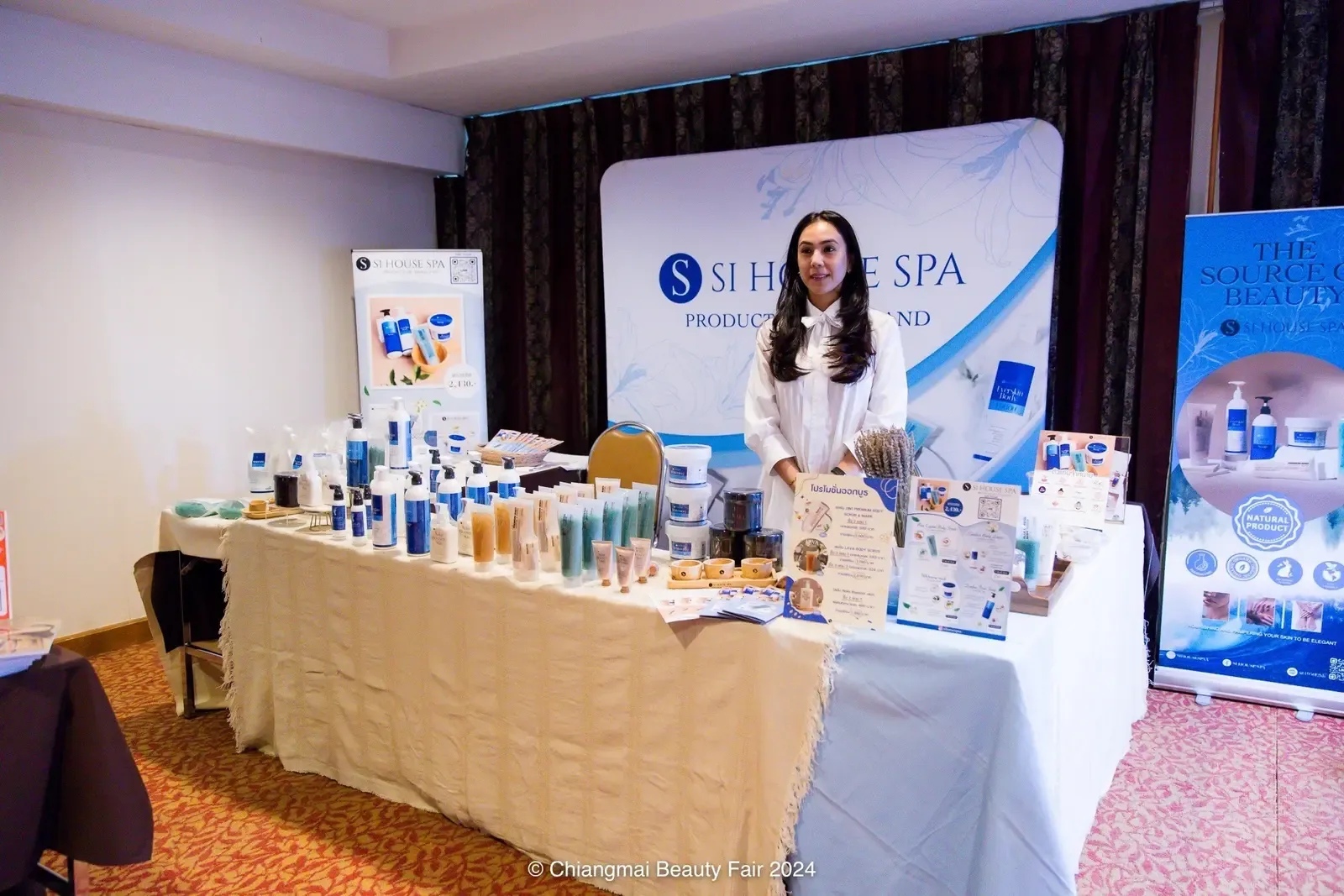 SI HOUSE SPA 团队在展会展位与全系列产品