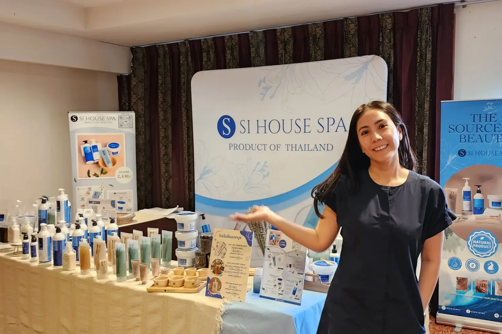 经销伙伴在展会上与 SI HOUSE SPA 产品陈列合影