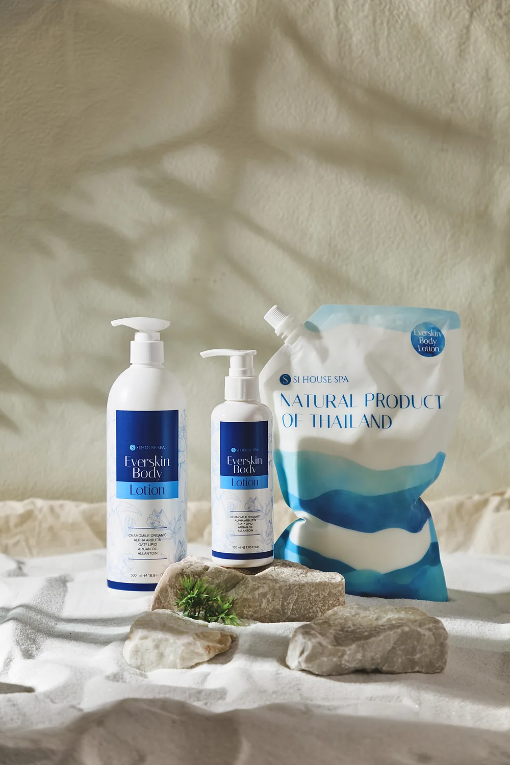 Everskin Body Lotion สองขนาดวางคู่ถุงเติมบนหิน